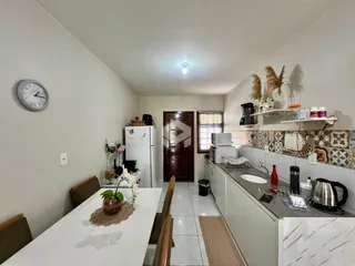 Vista de uma sala de jantar com cozinha em um imóvel em Lajeado, Brasil.