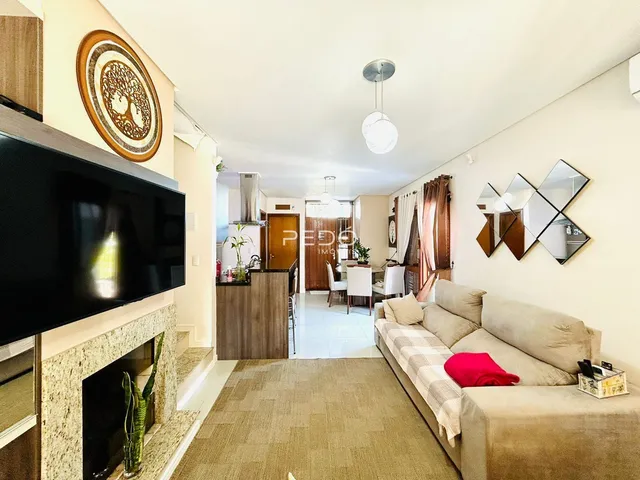 Sala de estar com lareira e ambiente integrado em Lajeado, Brasil.