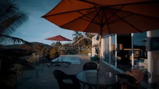 Vista de uma área externa com mesa e guarda-sol em um imóvel em Lajeado.