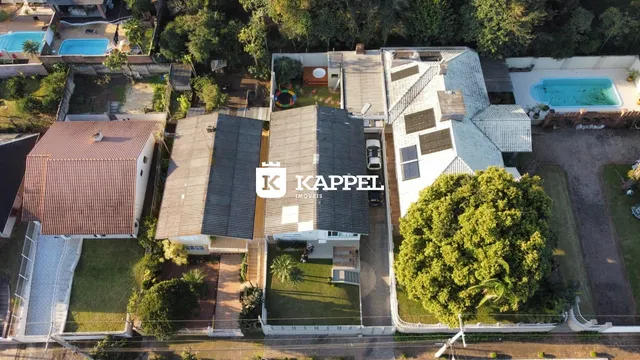 Uma vista aérea mostra o telhado e o pátio de uma residência em Lajeado.