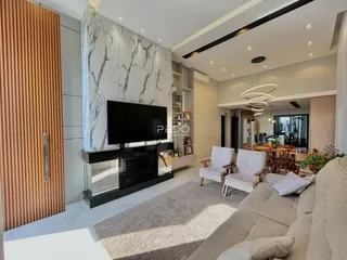 Sala de estar moderna com lareira e decoração contemporânea.