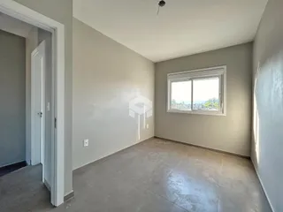 Vista interna de um ambiente com piso de cerâmica e janela.