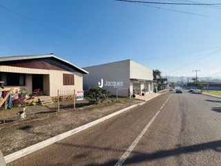 Vista externa de duas construções em Lajeado, Brasil ao longo de uma estrada.