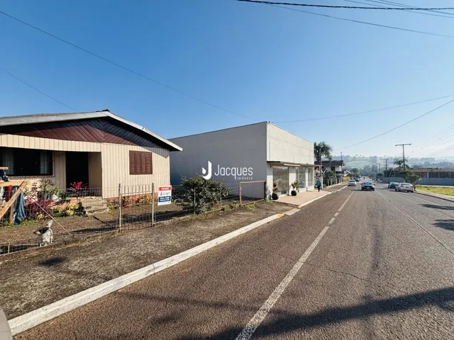 Vista externa de duas construções em Lajeado, Brasil ao longo de uma estrada.