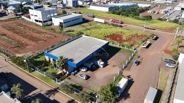 Vista aérea de um terreno com um galpão industrial em Lajeado, Brasil.