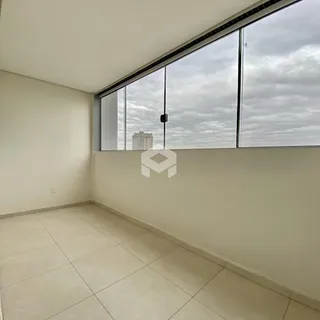 Sala de estar com grandes janelas que dão para o exterior.