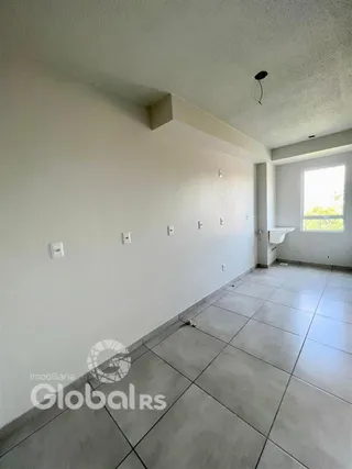 Corredor interno com paredes brancas e piso de cerâmica.