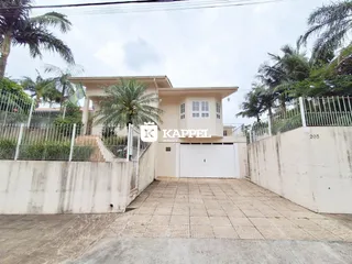 Fachada de uma residência com garagem branca em Lajeado, Brasil.