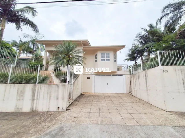 Fachada de uma residência com garagem branca em Lajeado, Brasil.