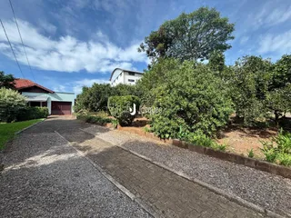 Fachada de uma residência em Lajeado com vegetação ao redor.