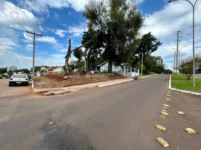 Fachada de uma residência em Lajeado, Brasil, vista ao longo de uma rua asfaltada.