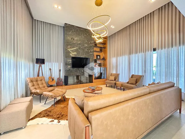 Sala de estar moderna com sofá e lareira em um imóvel no Brasil.