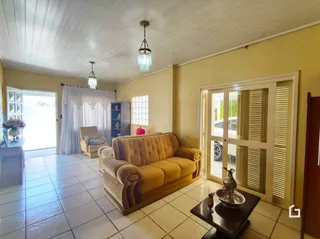 Sala de estar com sofá e piso de cerâmica.
