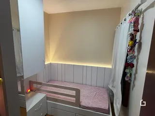 Quarto com cama e armário em ambiente interno.