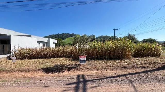 A foto mostra a fachada de uma casa em Lajeado, Brasil, com vegetação seca na frente.