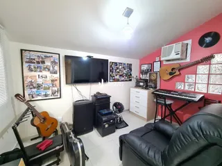 Sala de estar com sofá e piano.