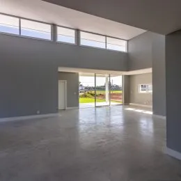 Ambiente amplo com portas de vidro que dão acesso a uma área externa.