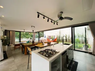 Ambiente de sala de jantar e cozinha com acesso ao jardim em Lajeado.