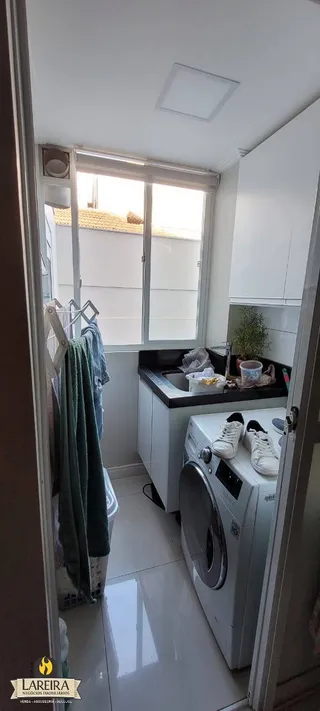 Vista interna de um quarto com armário e janela.
