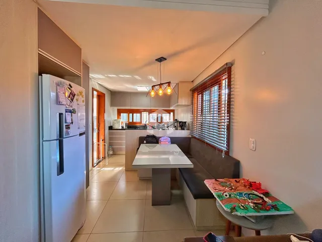 Ambiente aberto da cozinha e sala de jantar em um imóvel no Brasil.