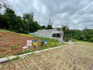 Fachada de uma residência em Lajeado, Brasil, com área de terreno ao redor.