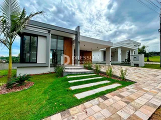 A fachada de uma casa moderna em Lajeado, Brasil, com jardim e calçada.