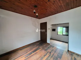 Interior de um ambiente com piso de madeira e teto de madeira.