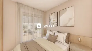 Quarto com cama de casal e cortinas claras, com vista para o exterior.