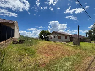 Vista externa de duas casas em Lajeado, Brasil, com gramado em primeiro plano.