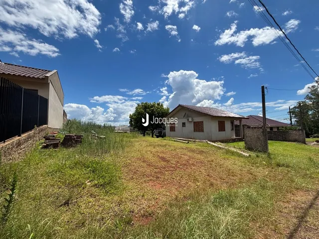Vista externa de duas casas em Lajeado, Brasil, com gramado em primeiro plano.