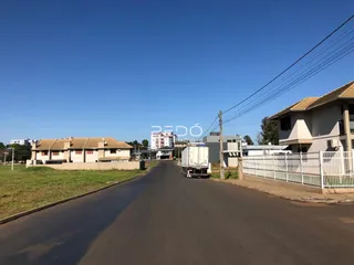 Vista da rua em Lajeado, Brasil, mostrando casas e uma estrada.