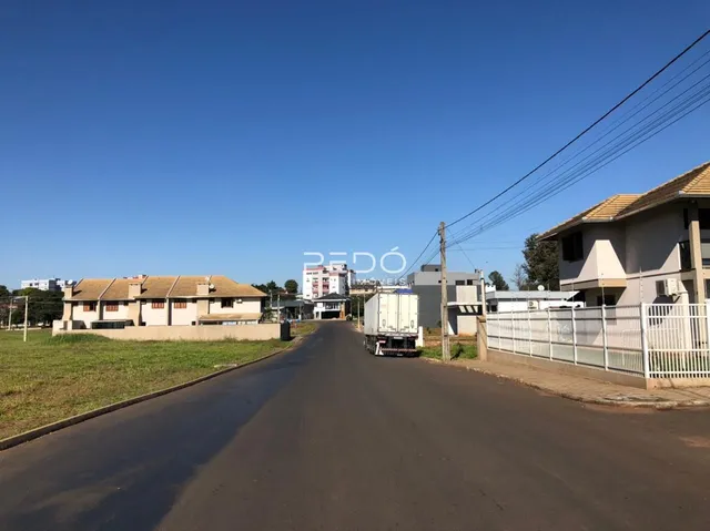 Vista da rua em Lajeado, Brasil, mostrando casas e uma estrada.