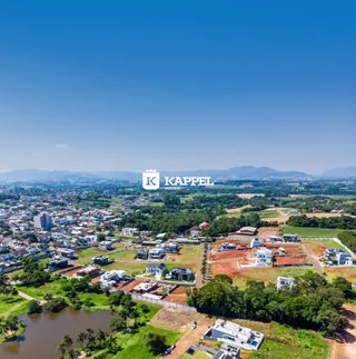 Vista aérea de um loteamento com áreas verdes em Lajeado, Brasil.