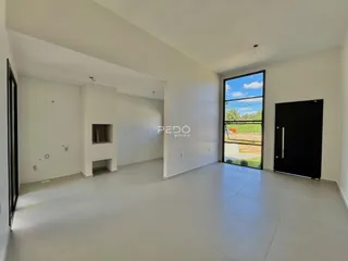 Vista interna de um ambiente com paredes brancas e piso claro.