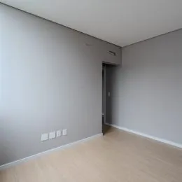 Parede interna lisa de um ambiente em um imóvel.