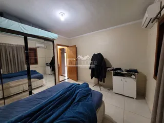 Quarto com duas camas e armário em um imóvel em Lajeado.