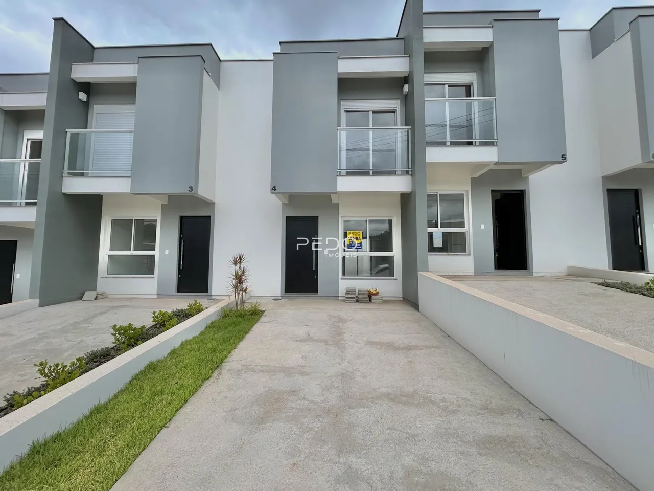 Fachada moderna de um edifício residencial em Lajeado, Brasil.