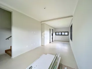 Hall de um apartamento moderno com piso de cerâmica em Lajeado, Brasil.