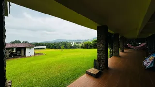 Vista de um jardim verde com um pátio coberto em Lajeado, Brasil.