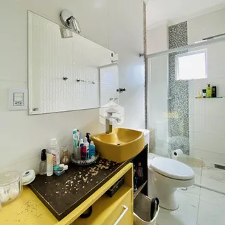 Foto de um banheiro moderno com revestimento branco.