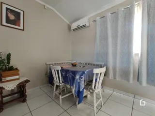 Quarto com cama e janela em ambiente interno.