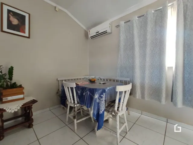 Quarto com cama e janela em ambiente interno.