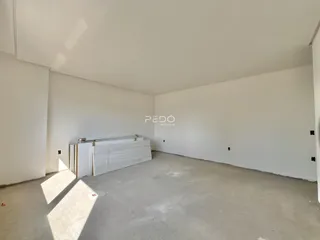 Espaço interno vazio de uma residência em construção.