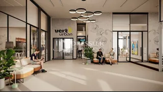 Sala de estar moderna com piso de madeira e portas de vidro grandes.