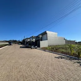 Fachada de uma residência em Lajeado, Brasil, com acesso por uma rua pavimentada.