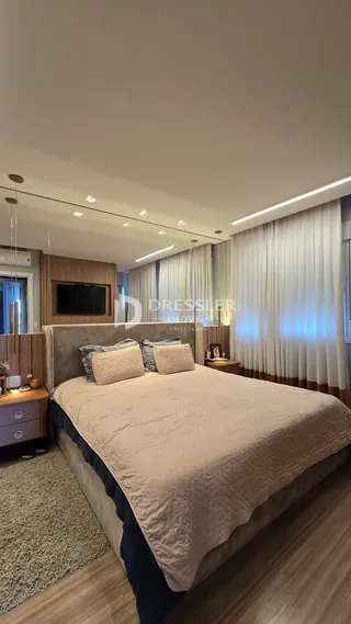 Quarto com cama e painéis de madeira na sala.
