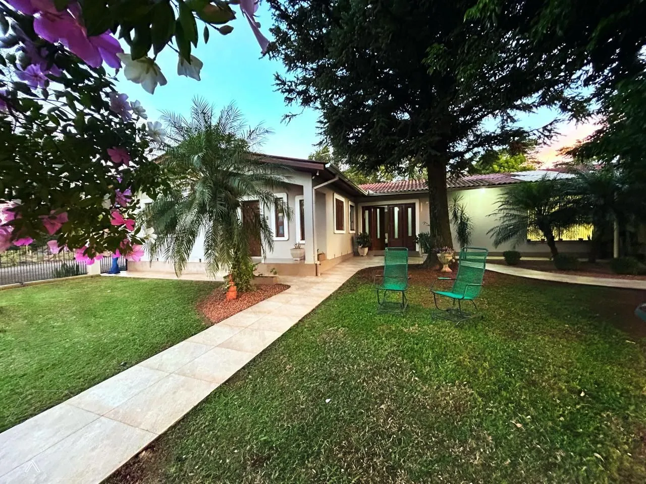 Casa com 4 dormitórios, foto 1