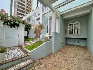 Vista externa do pátio e da fachada de uma residência em Lajeado.