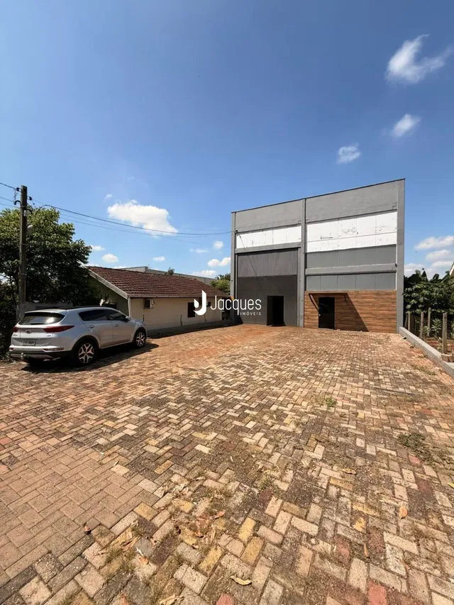Fachada de uma propriedade em Lajeado, Brasil, com área pavimentada na frente.
