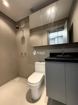 Foto de um banheiro moderno com armários e azulejos claros.